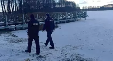 Policjanci prowadzą kontrole akwenów wodnych. Zamarznięte zbiorniki są bardzo niebezpieczne