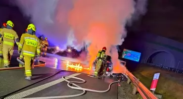 Samochód osobowy stanął w płomieniach. Były spore utrudnienia w ruchu