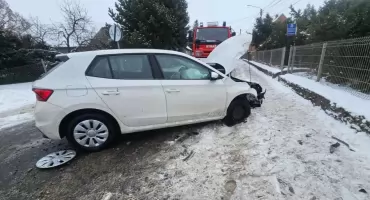 Samochód wpadł w poślizg i uderzył w słup. Na miejscu straż, pogotowie i policja