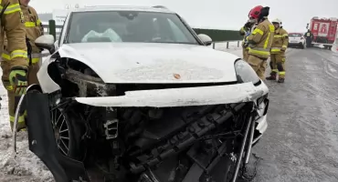 Porsche uderzyło w bariery energochłonne. Uważajcie na drogach i chodnikach