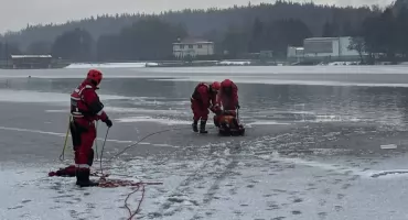 Strażacy na lodzie. Przeprowadzono ćwiczenia [ZDJĘCIA]
