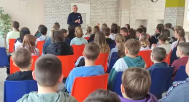 Niebawem ferie. Policjanci odwiedzają szkoły