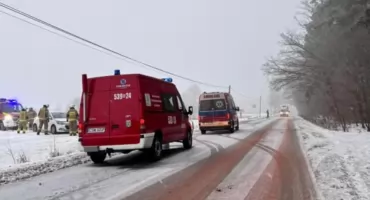 Czołowe zderzenie dwóch samochodów. Jedna osoba trafiła do szpitala