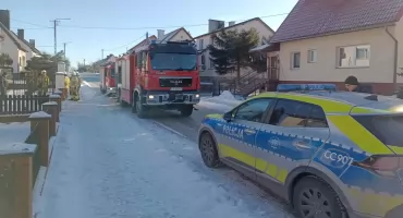 Na poddaszu pojawiło się silne zadymienie. W akcji uczestniczyły trzy zastępy straży pożarnej