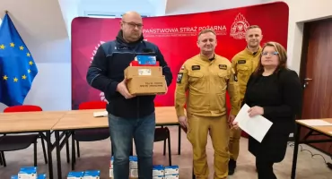 Strażacy przekazują czujki czadu i dymu. W trosce o bezpieczeństwo mieszkańców