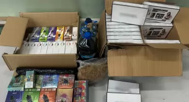 KAS zatrzymała nielegalne towary ukryte w przesyłkach kurierskich. Działania prowadzone były z wykorzystaniem psów służbowych 