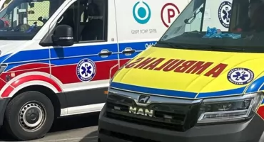 Wypadek w powiecie świeckim. Droga zalana, samochód uderzył w drzewo