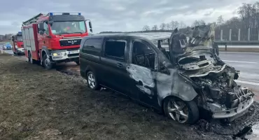 Samochód stanął w płomieniach na autostradzie. Były spore utrudnienia w ruchu