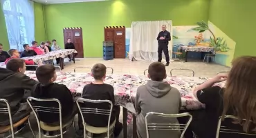 Policjanci ostrzegali przed uzależnieniami. Nie zabrakło również wskazówek dotyczących bezpiecznego korzystania z Internetu 