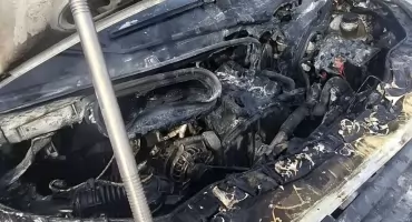 Samochód stanął w płomieniach. Z gaśnicami ruszyli pracownicy stacji paliw