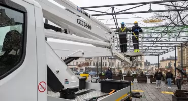 Zmiany na Dużym Rynku w Świeciu. Trwa montaż wiosennych dekoracji