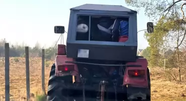 Nietypowa interwencja policji. Kierowca ciągnika ukarany mandatem i punktami karnymi
