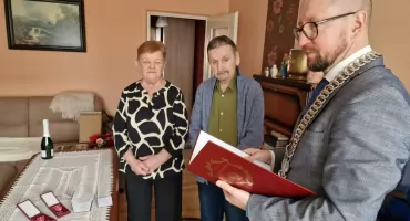 Poznali się podczas zabawy tanecznej. Krystyna i Tadeusz Tychmann świętowali 50-lecie małżeństwa 