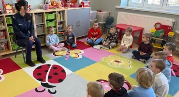 Edukacyjne spotkania z policjantkami. Była pogadanka o zasadach bezpieczeństwa