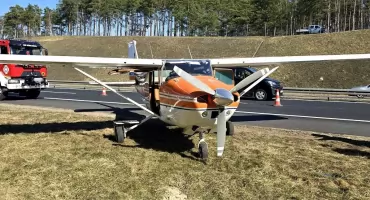 Lądowanie awionetki na autostradzie A1. Policja prowadzi postępowanie