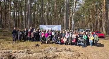 Mundurowi, urzędnicy, nauczyciele przyjechali do lasu. Chwycili za narzędzia i sadzonki [ZDJĘCIA]