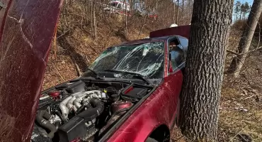 Samochód wypadł z drogi i spadł ze skarpy. Było groźnie