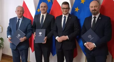 Inwestycja drogowa w gminie Pruszcz z dofinansowaniem. Burmistrz Dariusz Wądołowski podpisał umowę 