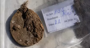 Odnaleziono masowe groby i miejsce palenia zwłok. Pośród nich zalegał znak tożsamości żołnierza z powiatu świeckiego