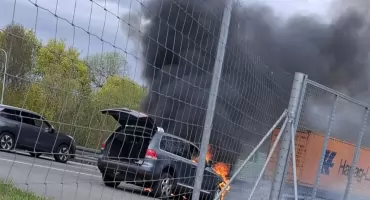 Samochód stanął w ogniu. Były utrudnienia na trasie S5