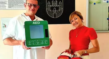 Urządzenie ratujące życie już w nowskiej hali. To wspólna akcja społeczeństwa