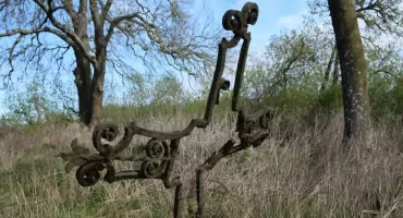Ten krzyż stoi w polu od bardzo dawna. To pamiątka po dawnych mieszkańcach tych okolic