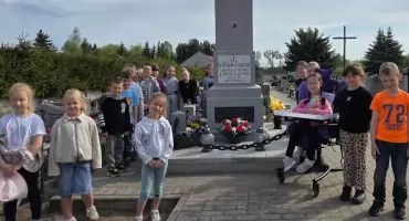Uczniowie pamiętają o swoim patronie. Złożono kwiaty, zapalono znicze