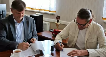 Asfalt pojawi się na kolejnych drogach w gminie Bukowiec. Właśnie podpisano umowę z wykonawcą