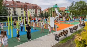 Plac zabaw przy ul. Hallera oficjalnie otwarty po remoncie. Zobaczcie jak wygląda [ZDJĘCIA]