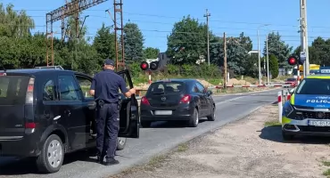 Działania służb na przejeździe kolejowym. W akcji policja i PKP 
