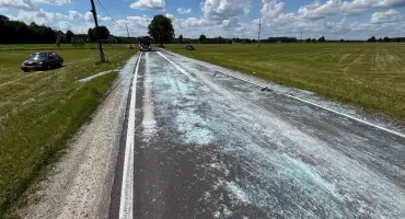 Szkło wysypało się na jezdnię. Droga była nieprzejezdna