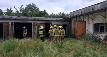 Pożar w Niewieścinie. Na miejscu pracowały trzy zastępy straży