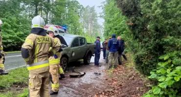 Samochód wypadł z drogi na trasie Osie-Tleń. Na miejscu działały służby