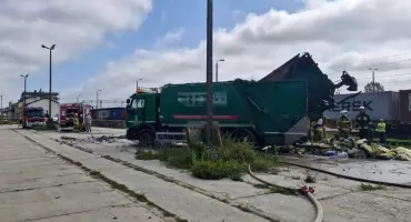 Pożar śmieciarki w Laskowicach. Szybka reakcja pracowników oraz służb