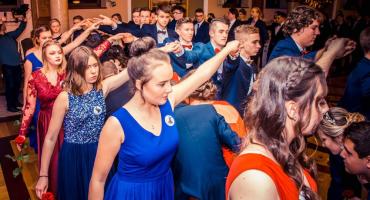 Czerwone zatańczyło już poloneza i odlicza dni do matury